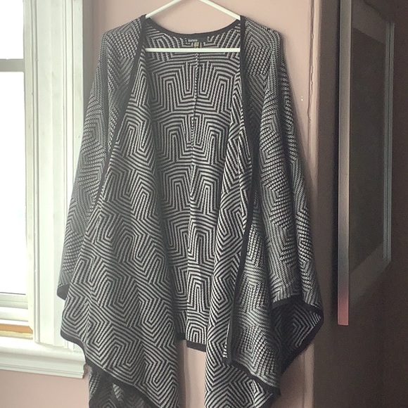 Patterned black and white wrap - Picture 2 of 7